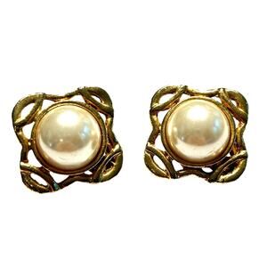 Vintage clip on earrings goldtone & faux pearl classic 1980’s boss lady style